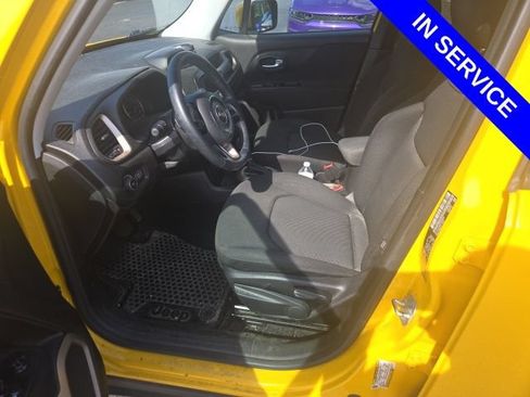 Used 2016 Jeep Renegade Latitude w/ Cold Weather Group FWD image 5