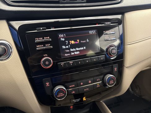 Used 2017 Nissan Rogue SV FWD image 18