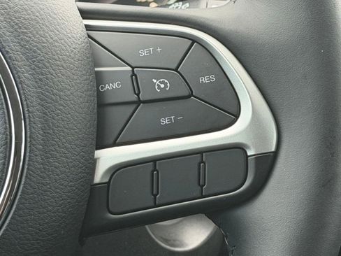 Used 2018 Jeep Compass Latitude FWD image 23