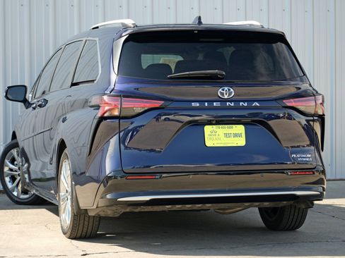 Used 2024 Toyota Sienna Platinum image 6
