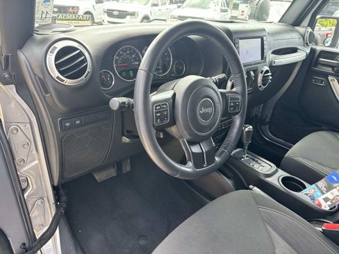 Used 2015 Jeep Wrangler Unlimited Rubicon w/ Connectivity Group AWD/4WD image 23