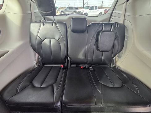 Used 2023 Chrysler Pacifica Touring-L image 25