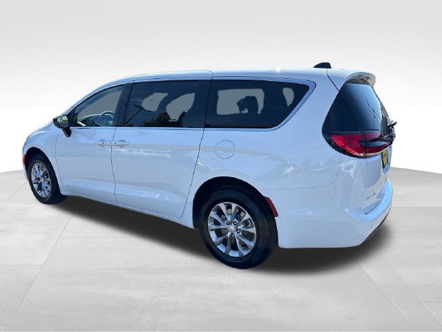 New 2027 Chrysler Pacifica Select AWD/4WD image 5