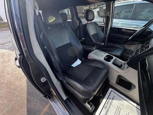 Used 2020 Dodge Grand Caravan SXT image 5