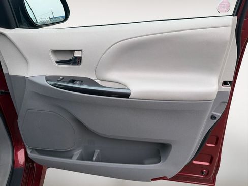 Used 2013 Toyota Sienna SE FWD image 25