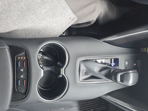 Used 2024 Toyota Venza Limited image 26