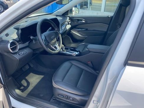 Used 2025 Chevrolet Trax ACTIV w/ Sunroof Package FWD image 9