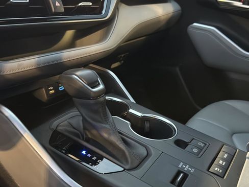 Certified 2022 Toyota Highlander XLE image 25