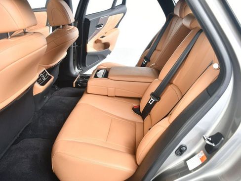 Used 2023 Lexus LS 500 w/ Accessory Package (Z2) image 37