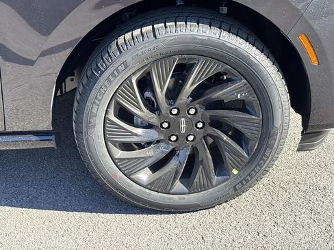 New 2026 Lincoln Navigator Reserve w/ Jet Appearance Package AWD/4WD image 9