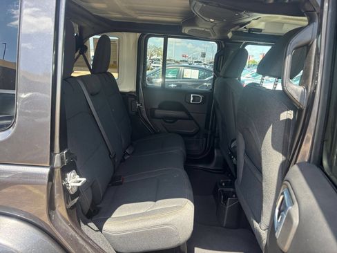 Used 2025 Jeep Wrangler Unlimited Sahara AWD/4WD image 25