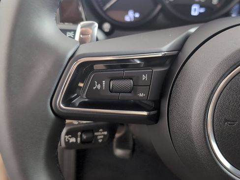Certified 2025 Porsche Macan AWD/4WD image 28
