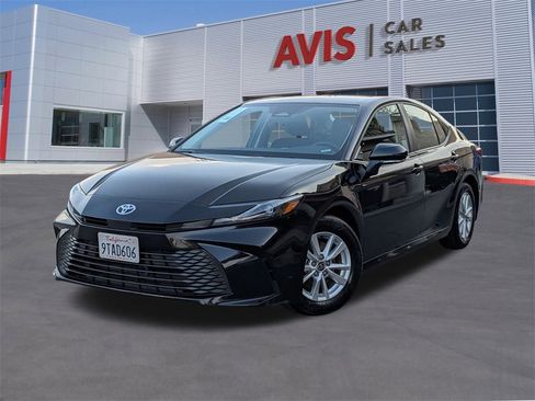 Used 2025 Toyota Camry LE image 1