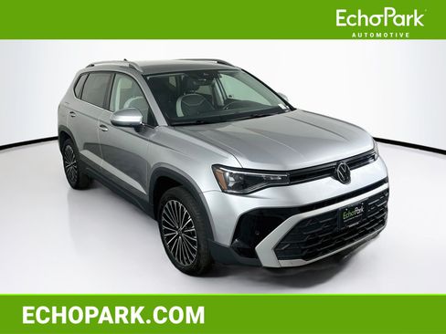 Used 2026 Volkswagen Taos SE FWD image 1