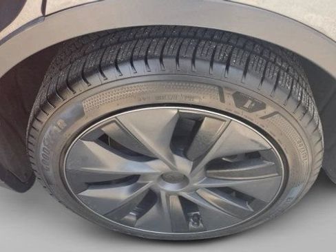Used 2024 Tesla Model Y Long Range AWD/4WD image 12