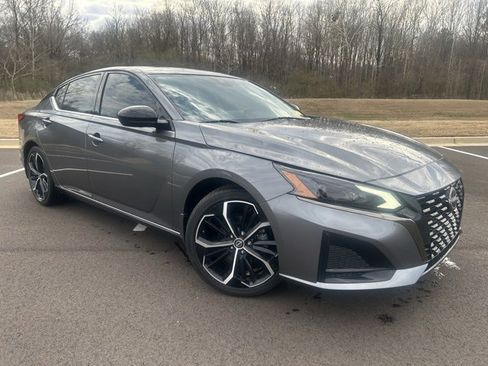 Used 2024 Nissan Altima 2.5 SR w/ SR Premium Package image 2