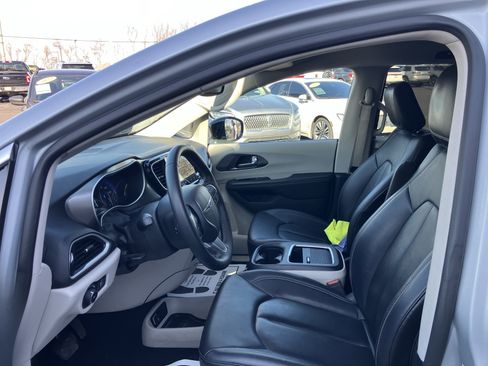 Used 2024 Chrysler Pacifica Touring-L image 21