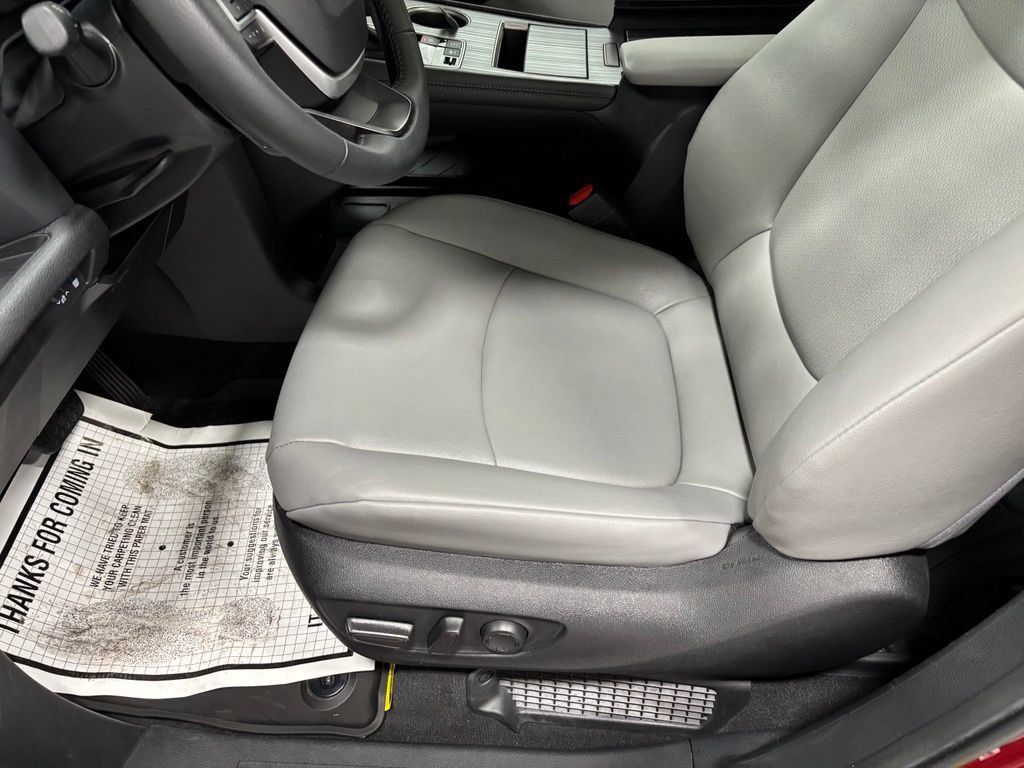 Used 2026 Toyota Sienna XLE AWD/4WD image 13
