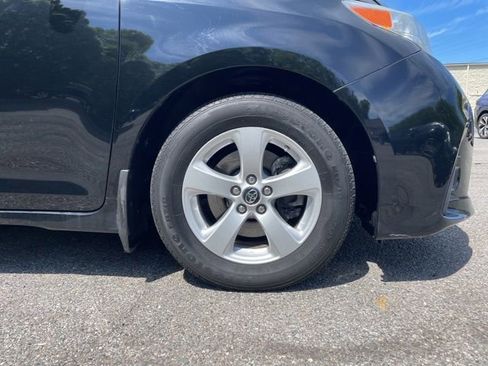 Used 2020 Toyota Sienna LE w/ LE Preferred Package FWD image 24