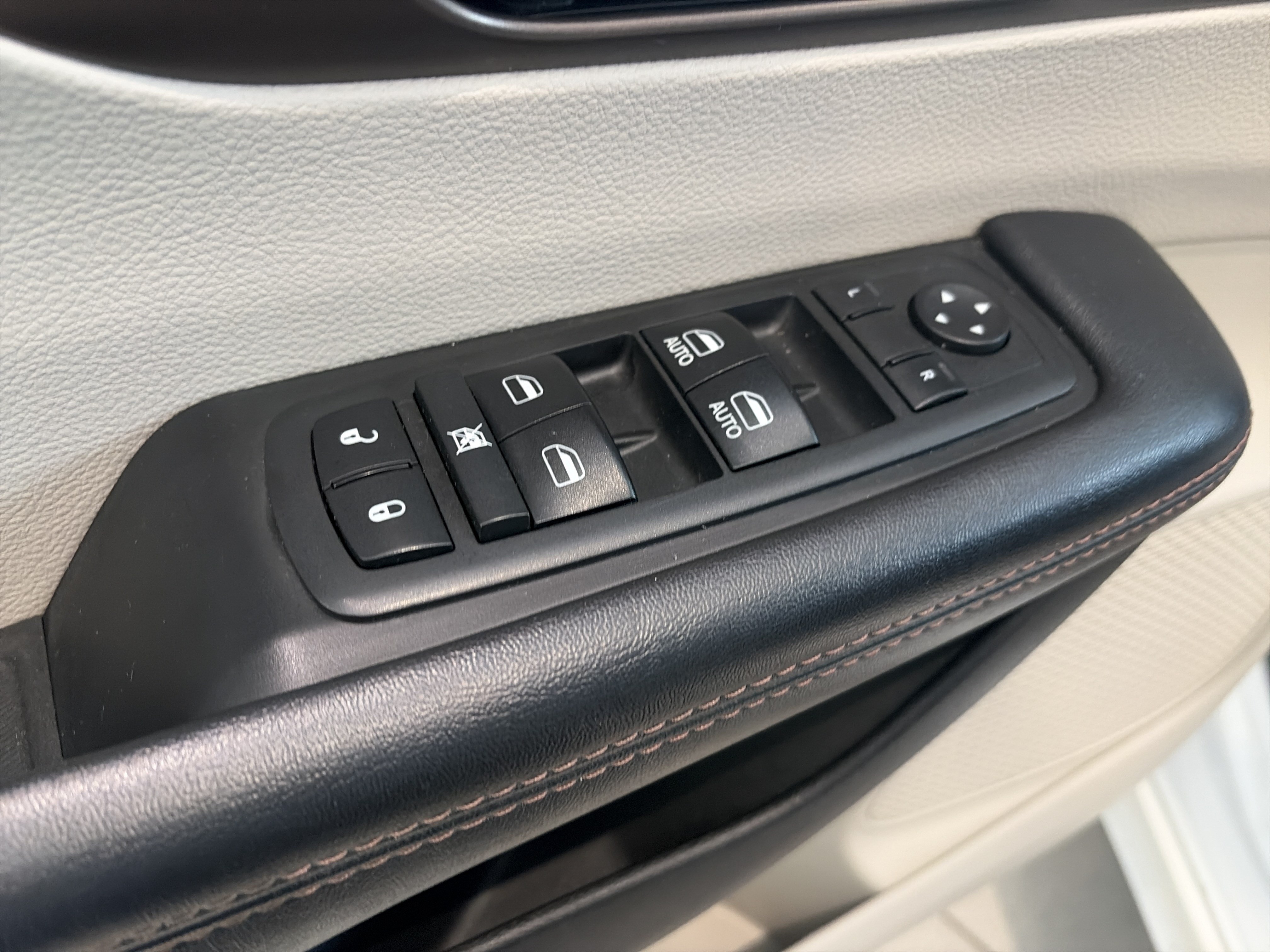 Used 2017 Chrysler Pacifica LX FWD image 12