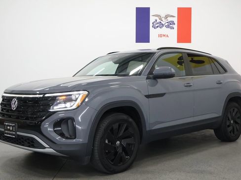 Used 2024 Volkswagen Atlas Cross Sport SE w/ Panoramic Sunroof Package image 8