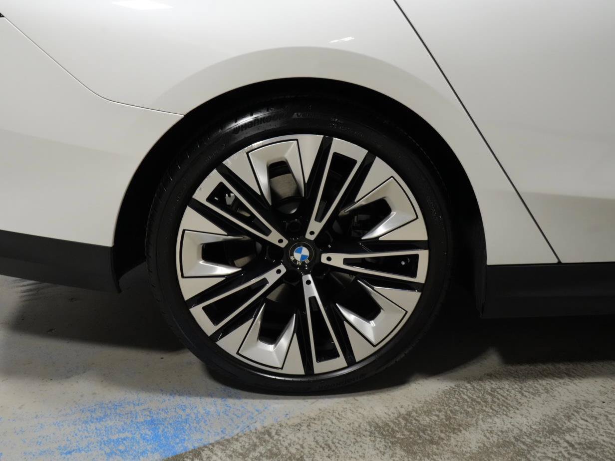 Used 2025 BMW 530i xDrive w/ Premium Package AWD/4WD image 38