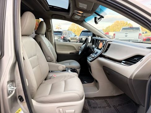 Used 2017 Toyota Sienna XLE Premium image 26