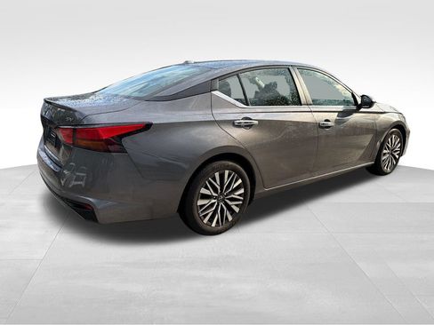 Used 2024 Nissan Altima 2.5 SV FWD image 7