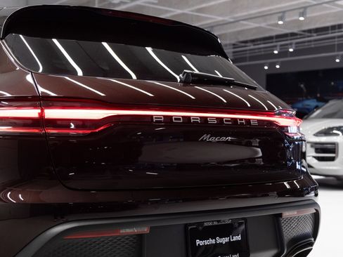 Certified 2026 Porsche Macan AWD/4WD image 32