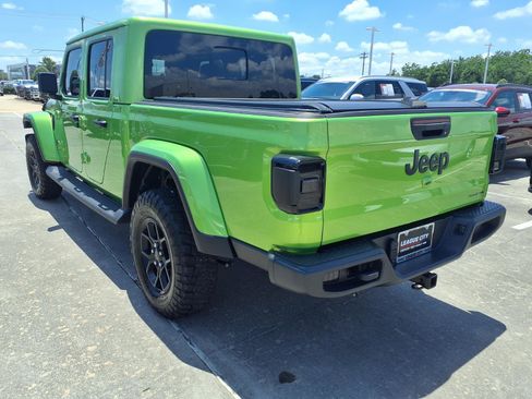 Used 2025 Jeep Gladiator Sport AWD/4WD image 2