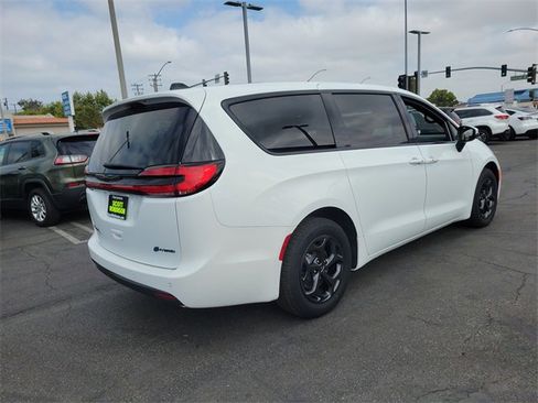 New 2023 Chrysler Pacifica Touring-L w/ S Appearance Package image 4