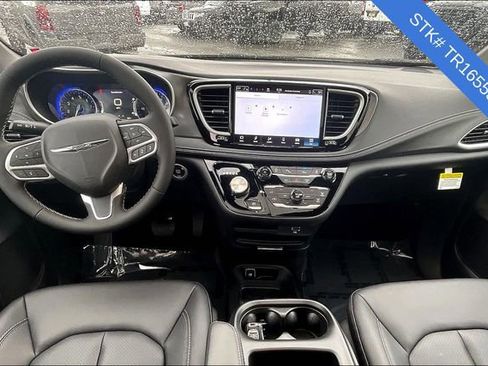 New 2026 Chrysler Pacifica Select image 5