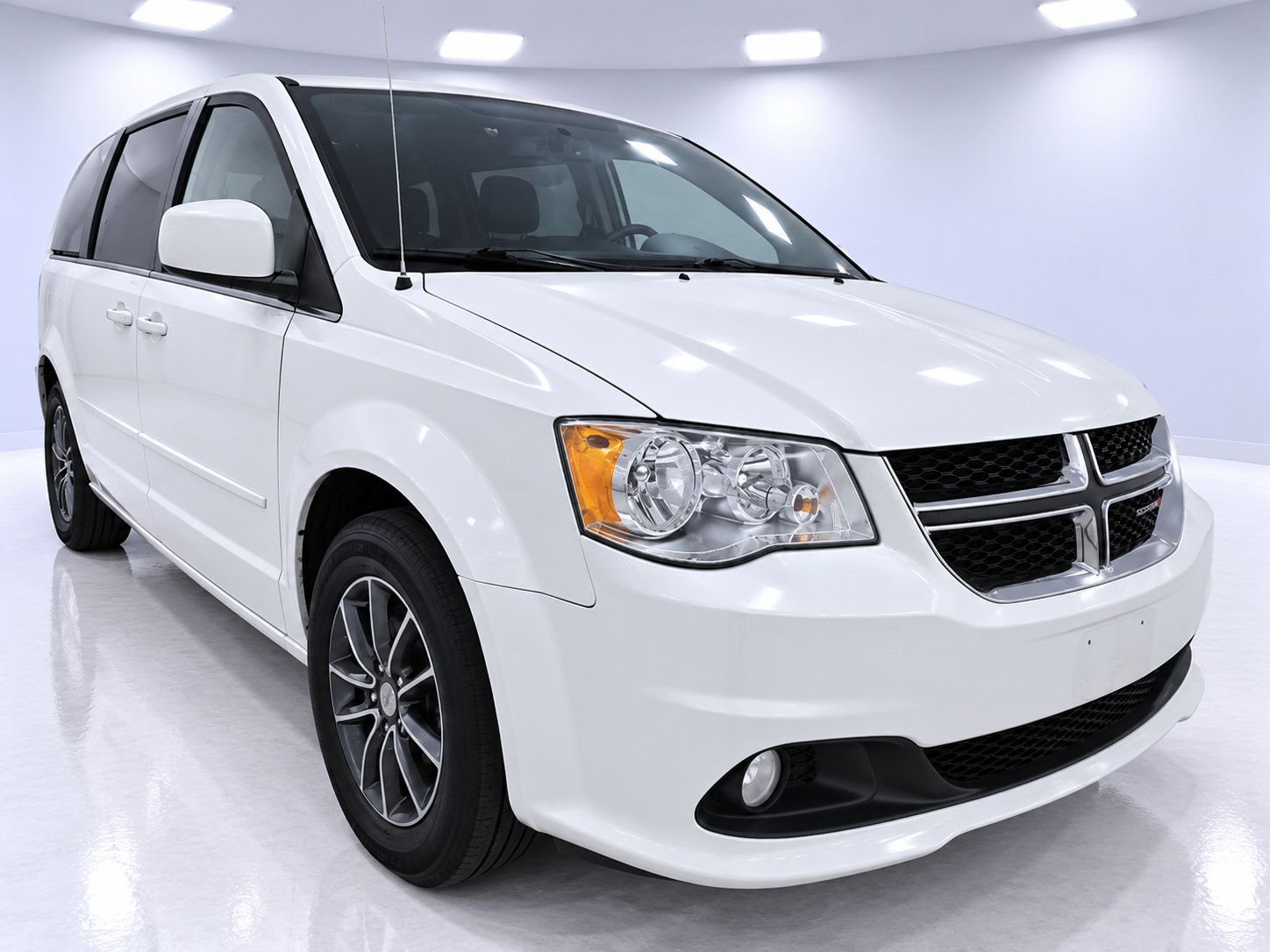 Used 2017 Dodge Grand Caravan SXT FWD image 1