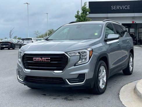 Used 2024 GMC Terrain SLE w/ Driver Convenience Package FWD image 3
