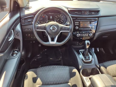 Used 2017 Nissan Rogue SV FWD image 4
