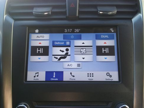 Used 2017 Ford Fusion SE w/ Fusion SE Technology Package image 22