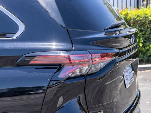 Used 2022 Toyota Sienna XLE AWD/4WD image 9