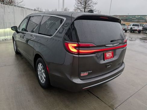 Used 2023 Chrysler Pacifica Touring-L image 21