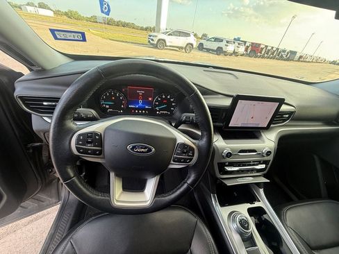 Used 2021 Ford Explorer XLT w/ Equipment Group 202A RWD image 11