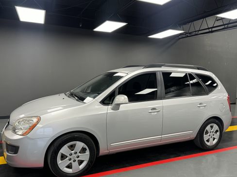 Used 2009 Kia Rondo LX image 2