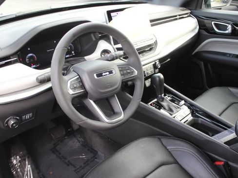 Used 2025 Jeep Compass Limited w/ Elite Group AWD/4WD image 3