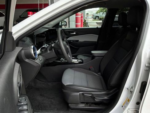Used 2025 Chevrolet Trax LT FWD image 9