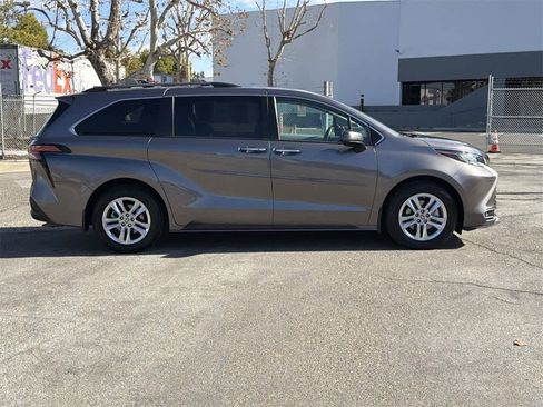 Used 2022 Toyota Sienna XLE w/ XLE Plus Package image 7