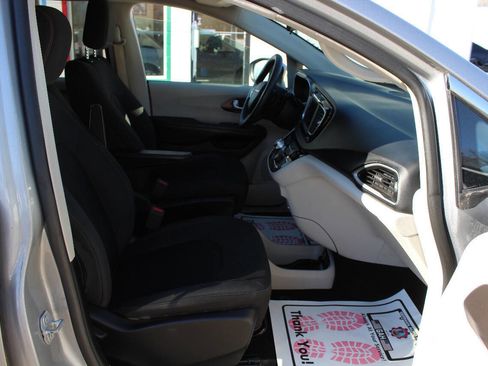 Used 2019 Chrysler Pacifica LX image 16