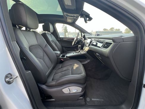Used 2018 Porsche Macan BASE image 23