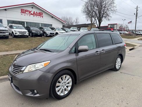Used 2013 Toyota Sienna Limited image 1