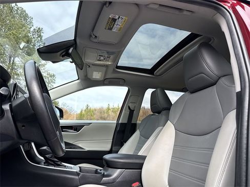 Used 2020 Toyota RAV4 XLE Premium image 16