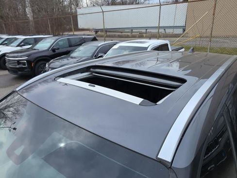 Used 2021 Toyota Highlander XLE AWD/4WD image 25