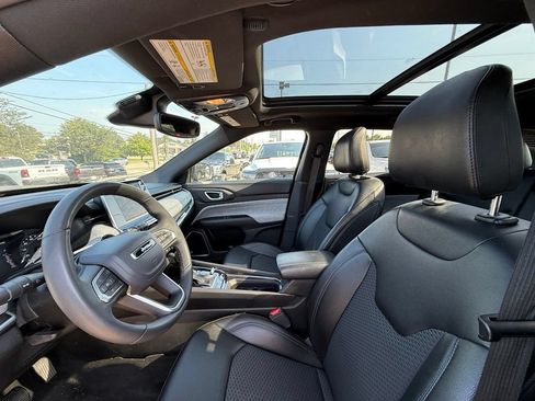 Used 2025 Jeep Compass Latitude w/ Sun & Sound Group AWD/4WD image 12