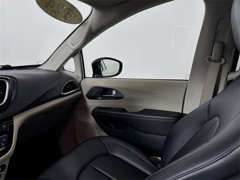 Used 2024 Chrysler Pacifica Select image 24